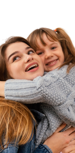 mae-e-filha-em-casa-se-abracando-Photoroom